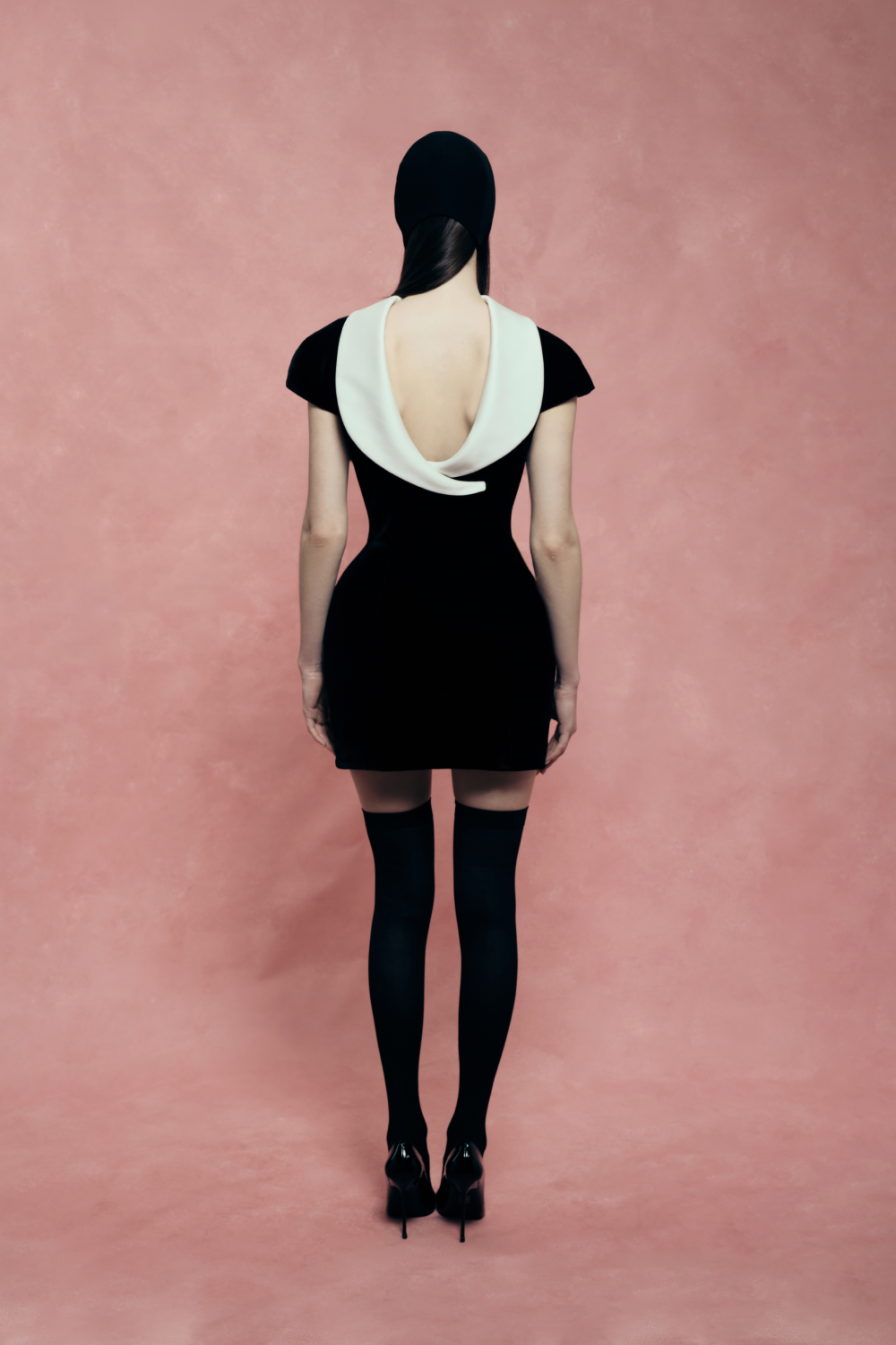Velvet mini dress with a deep backline and voluminous hips