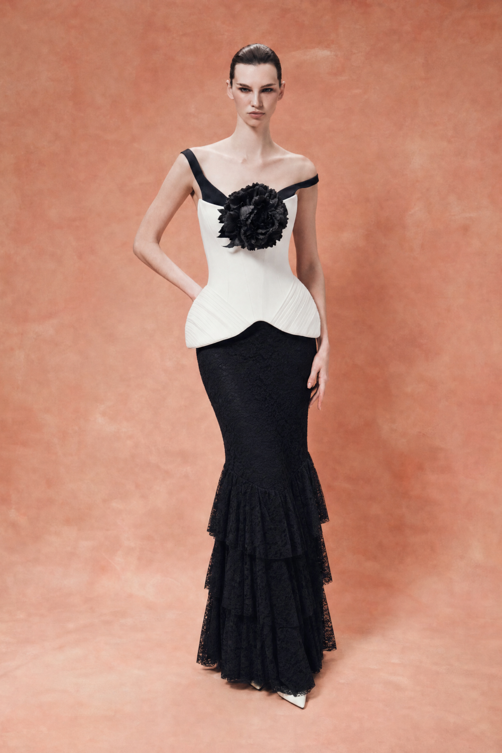 Corset with wide straps and a brooch