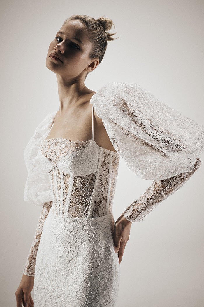 Lace corset maxi dress with voluminous sleeves and train – Rasario