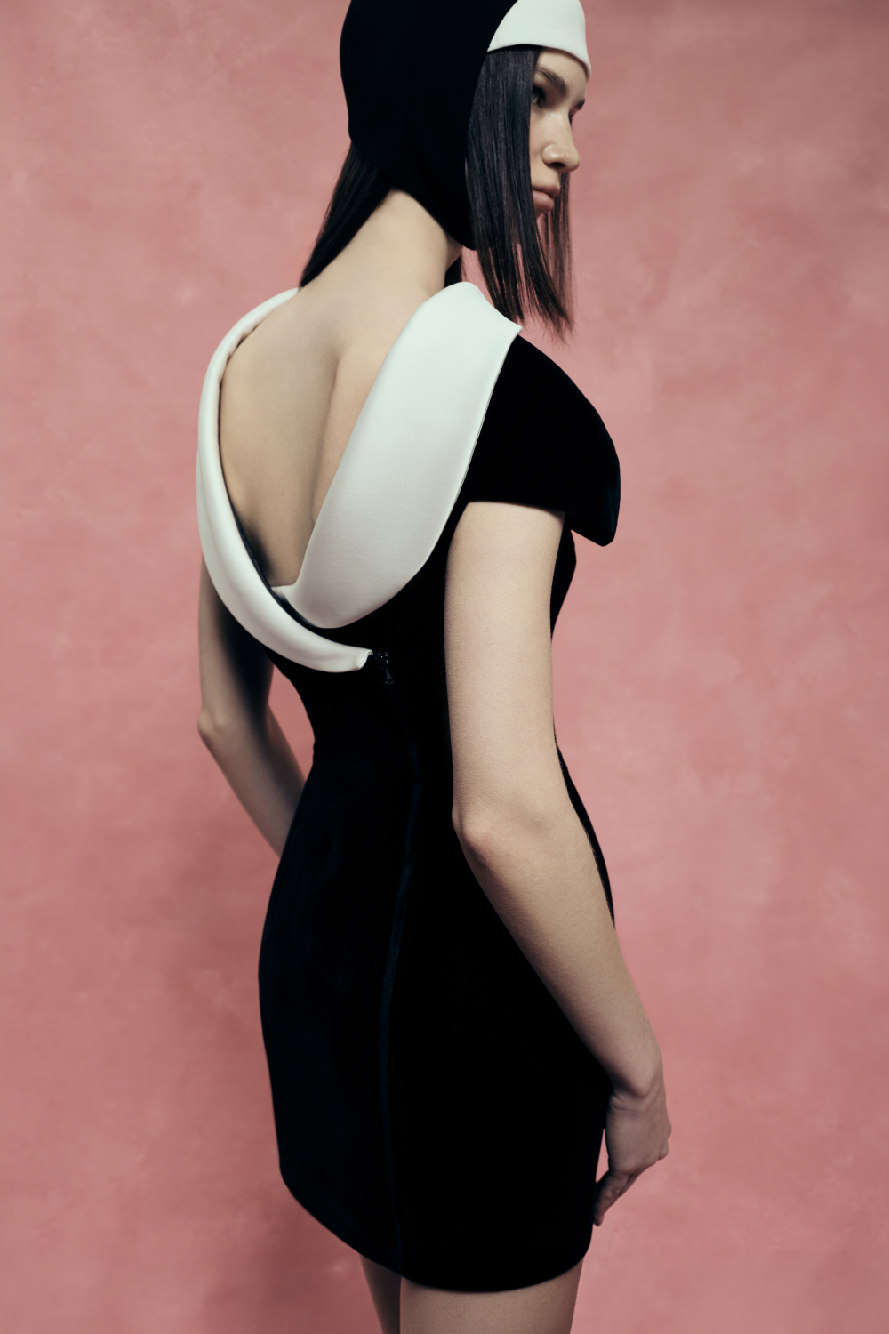 Velvet mini dress with a deep backline and voluminous hips