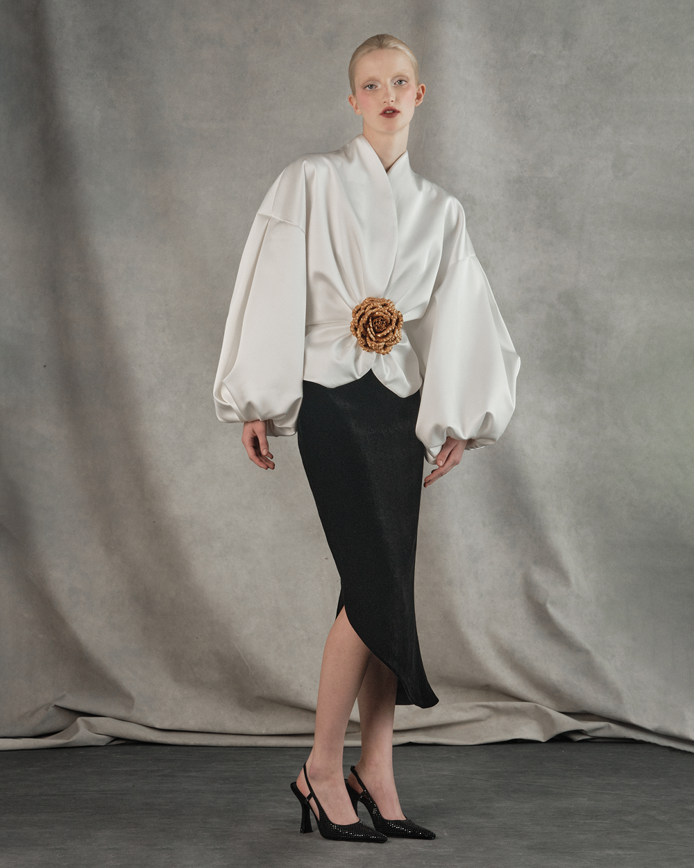 Satin jacket with voluminous sleeves and a flower – Rasario