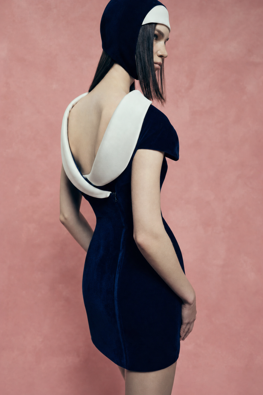 Velvet mini dress with a deep backline and voluminous hips