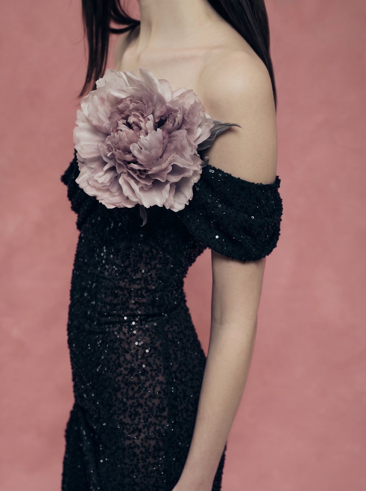 Long embroidered dress with an asymmetrical top and a silk brooch