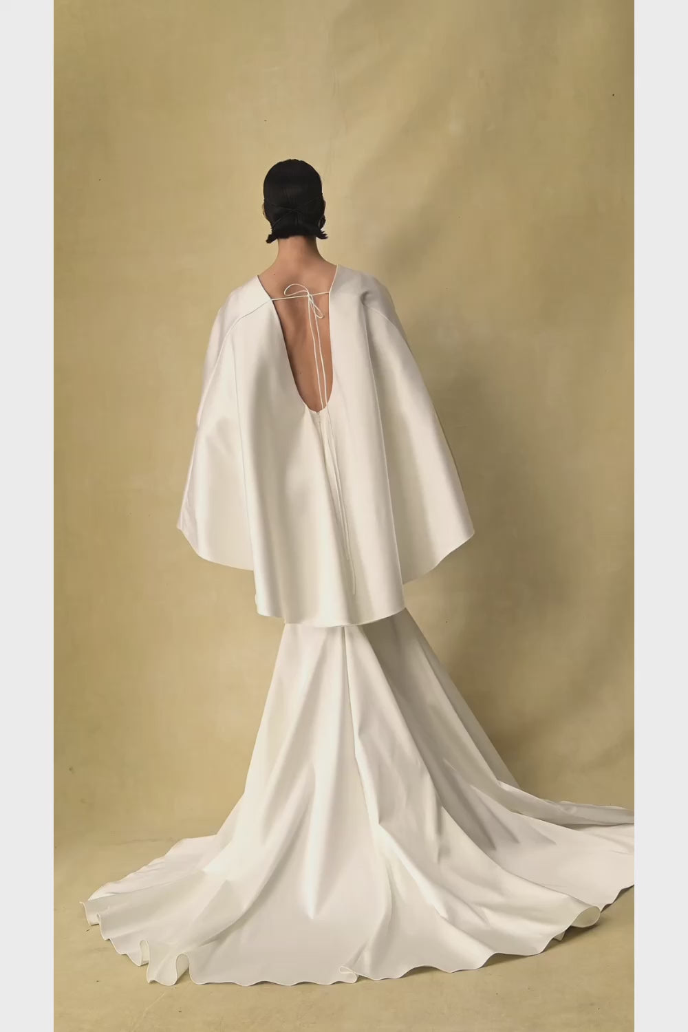 Satin maxi dress with butterfly sleeves and train – Rasario