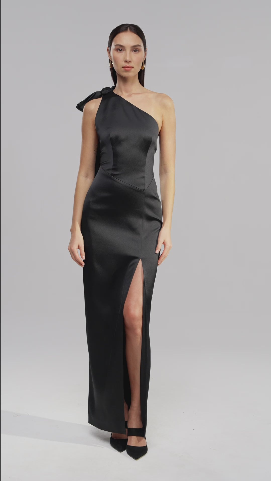 Assymetric satin maxi dress with bow and an open back black