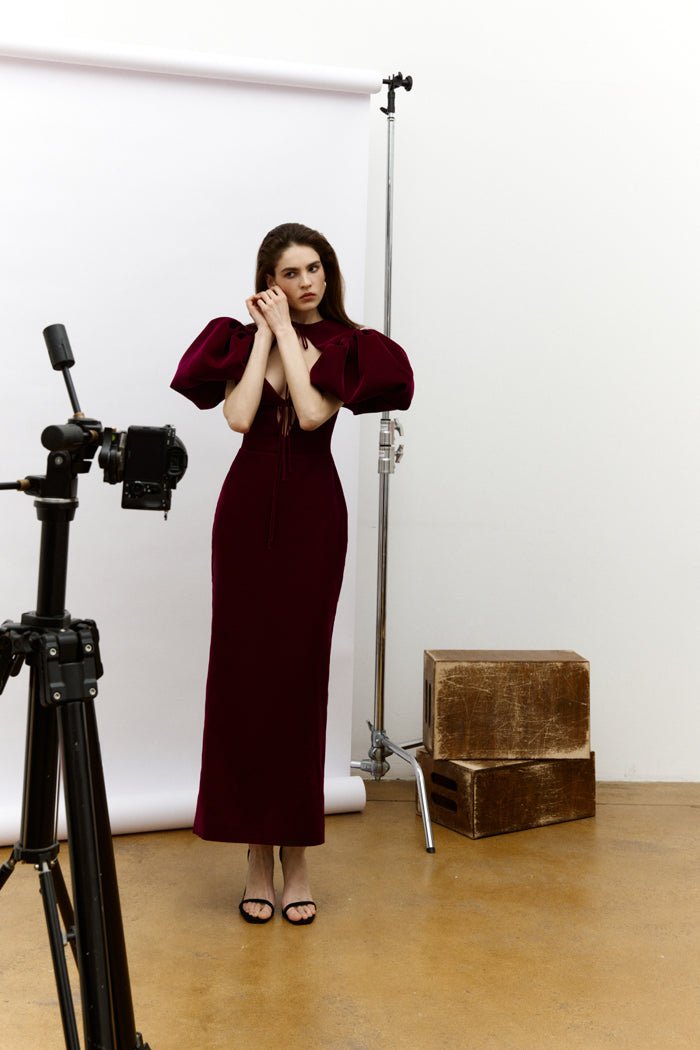 Velvet long midi dress with a cutout and voluminous sleeves – Rasario